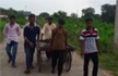 Youth carries father’s body in hand cart; video goes viral